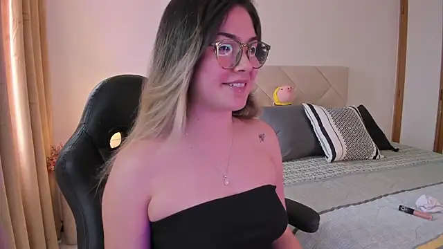 Snapshot of Lau_Bee chatting on 01-10-25, 06:17 Lau Bee online show from 01-10-25, 06:17