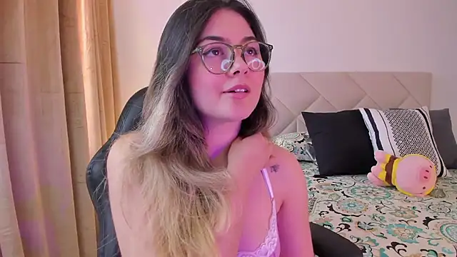 Snapshot of Lau_Bee chatting on 01-11-25, 06:23 Lau Bee online show from 01-11-25, 06:23