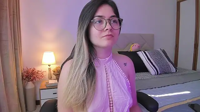 Snapshot of Lau_Bee chatting on 01-18-25, 02:02 Lau Bee online show from 01-18-25, 02:02