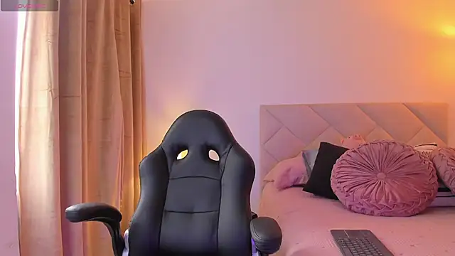 Snapshot of Lau_Bee chatting on 02-21-25, 02:38 Lau Bee online show from 02-21-25, 02:38