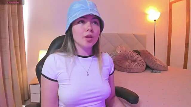 Snapshot of Lau_Bee chatting on 03-18-25, 02:37 Lau Bee online show from 03-18-25, 02:37