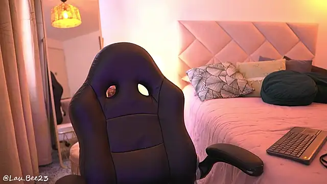 Snapshot of Lau_Bee chatting on 09-13-25, 06:08 Lau Bee online show from 09-13-25, 06:08