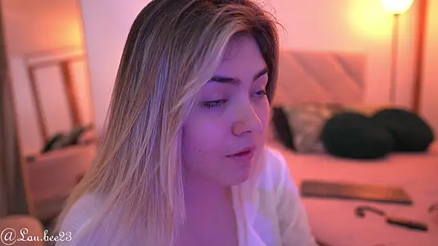 Snapshot of Lau_Bee chatting on 09-14-25, 06:40 Lau Bee online show from 09-14-25, 06:40