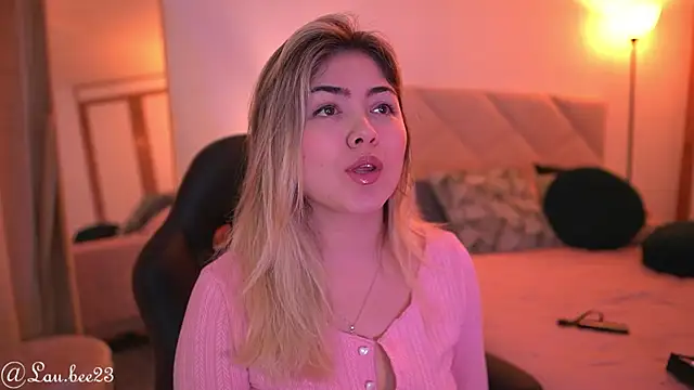 Snapshot of Lau_Bee chatting on 09-18-25, 06:21 Lau Bee online show from 09-18-25, 06:21