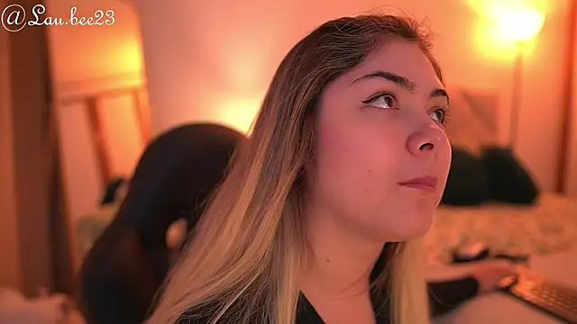 Snapshot of Lau_Bee chatting on 10-07-25, 06:27 Lau Bee online show from 10-07-25, 06:27