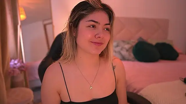 Snapshot of Lau_Bee chatting on 10-14-25, 04:30 Lau Bee online show from 10-14-25, 04:30