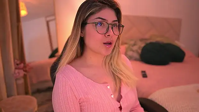 Snapshot of Lau_Bee chatting on 10-18-25, 12:57 Lau Bee online show from 10-18-25, 12:57