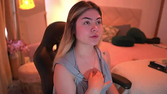 Snapshot of Lau_Bee chatting on 10-19-25, 05:24 Lau Bee online show from 10-19-25, 05:24