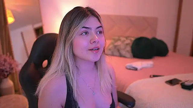 Snapshot of Lau_Bee chatting on 10-21-25, 05:35 Lau Bee online show from 10-21-25, 05:35