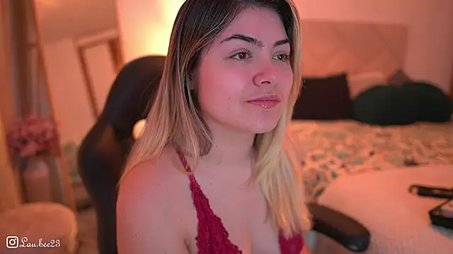 Snapshot of Lau_Bee chatting on 10-25-25, 06:35 Lau Bee online show from 10-25-25, 06:35