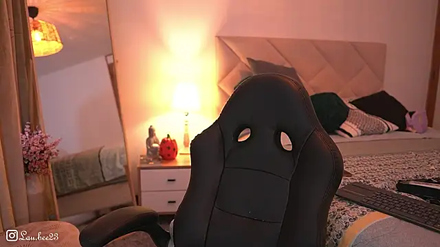 Snapshot of Lau_Bee chatting on 10-30-25, 06:41 Lau Bee online show from 10-30-25, 06:41