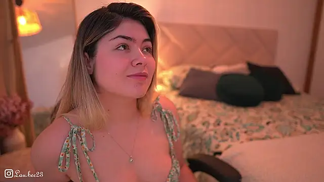 Snapshot of Lau_Bee chatting on 11-02-25, 11:23 Lau Bee online show from 11-02-25, 11:23