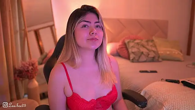 Snapshot of Lau_Bee chatting on 11-08-25, 04:07 Lau Bee online show from 11-08-25, 04:07