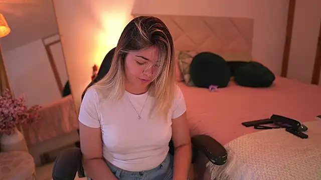 Snapshot of Lau_Bee chatting on 11-10-25, 07:13 Lau Bee online show from 11-10-25, 07:13