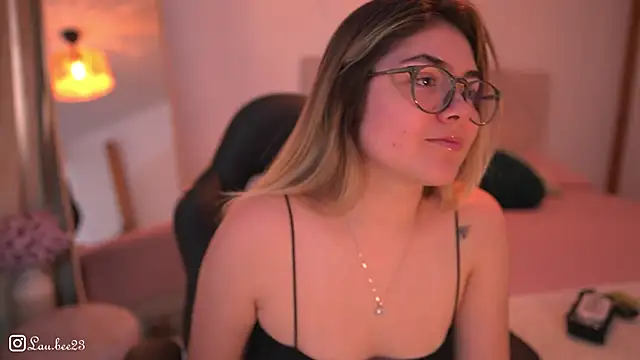 Snapshot of Lau_Bee chatting on 11-12-25, 05:57 Lau Bee online show from 11-12-25, 05:57