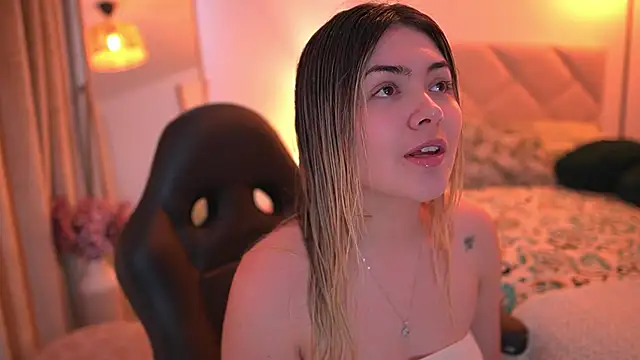 Snapshot of Lau_Bee chatting on 11-25-25, 05:35 Lau Bee online show from 11-25-25, 05:35