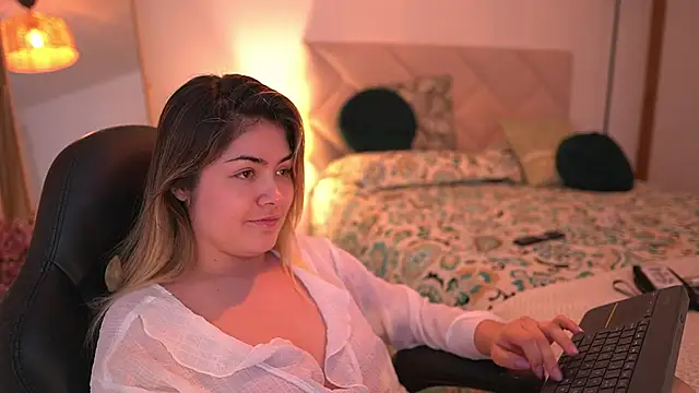 Snapshot of Lau_Bee chatting on 11-28-25, 06:21 Lau Bee online show from 11-28-25, 06:21