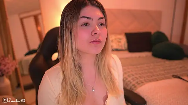 Snapshot of Lau_Bee chatting on 11-29-25, 06:00 Lau Bee online show from 11-29-25, 06:00