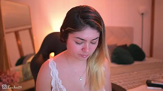 Snapshot of Lau_Bee chatting on 12-13-25, 07:53 Lau Bee online show from 12-13-25, 07:53