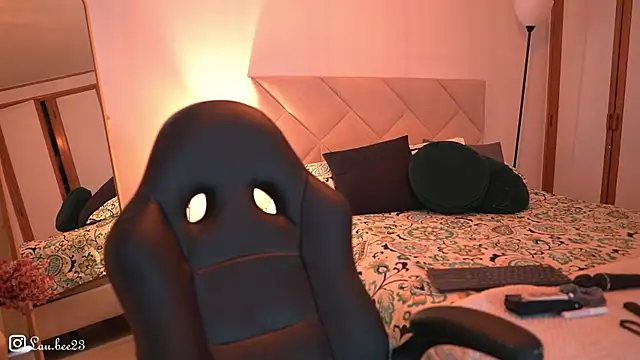 Snapshot of Lau_Bee chatting on 12-14-25, 03:50 Lau Bee online show from 12-14-25, 03:50