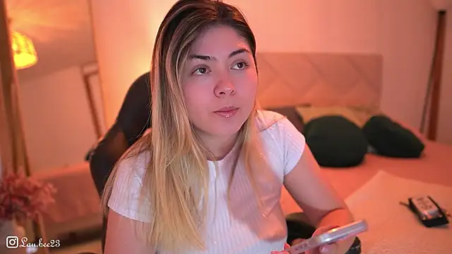 Snapshot of Lau_Bee chatting on 12-18-25, 03:51 Lau Bee online show from 12-18-25, 03:51