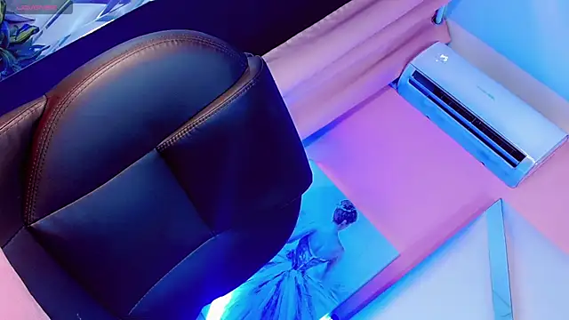 Snapshot of Sophia-Isabella chatting on 03-18-25, 07:10 Sophia-Isabella online show from 03-18-25, 07:10