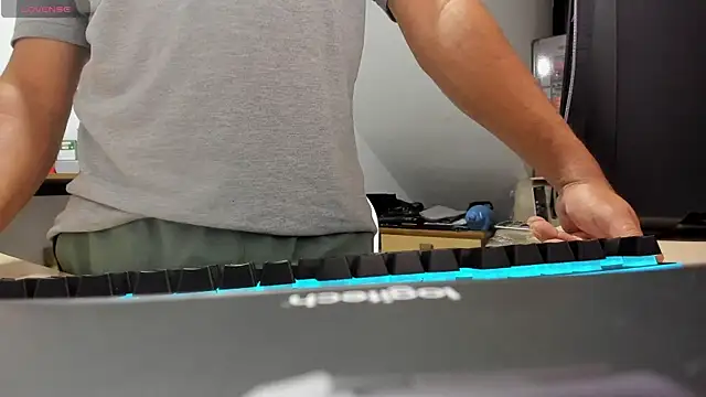 Snapshot of Jhonatan_Morales_S chatting on 10-14-25, 05:41 Jhonatan Morales S online show from 10-14-25, 05:41