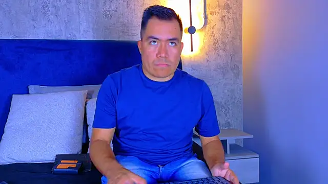 Jhonatan Morales S online show from 12-17-25, 01:44