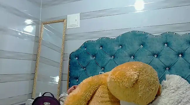 lily jamesx online show from 01-31-25, 05:32