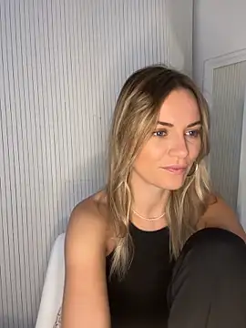 Snapshot of Milla__one chatting on 11-25-25, 09:31 Milla one online show from 11-25-25, 09:31