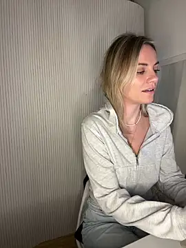 Snapshot of Milla__one chatting on 12-20-25, 03:30 Milla one online show from 12-20-25, 03:30