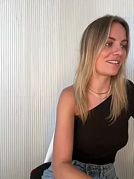 Snapshot of Milla__one chatting on 06-15-26, 01:02 Milla one online show from 06-15-26, 01:02