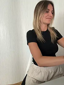 Snapshot of Milla__one chatting on 07-15-26, 04:34 Milla one online show from 07-15-26, 04:34