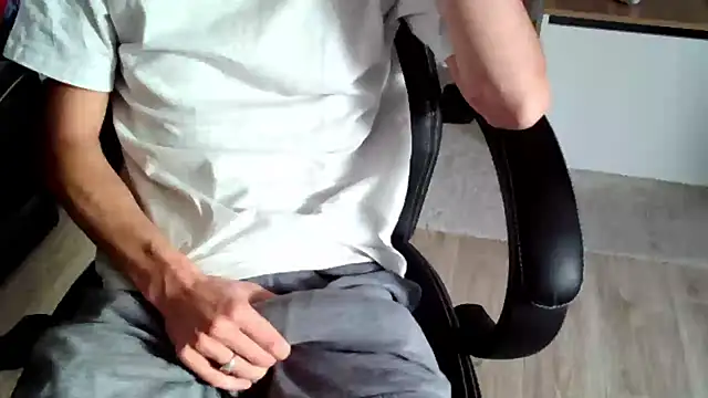 Snapshot of ElViko11 chatting on 10-27-25, 01:48 ElViko11 online show from 10-27-25, 01:48