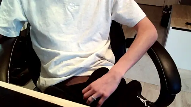 Snapshot of ElViko11 chatting on 10-30-25, 08:38 ElViko11 online show from 10-30-25, 08:38