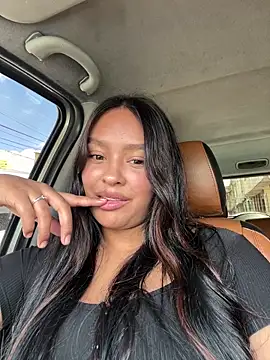 Snapshot of _NINA chatting on 10-15-25, 02:39 NINA online show from 10-15-25, 02:39