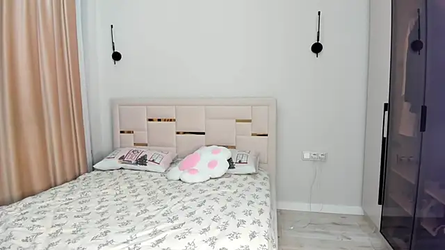 Snapshot of Lola_Peach chatting on 12-15-25, 03:00 Lola Peach online show from 12-15-25, 03:00