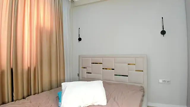 Lola Peach online show from 02-15-26, 07:51