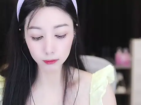 Nuyoah-77 online show from 10-07-25, 04:04