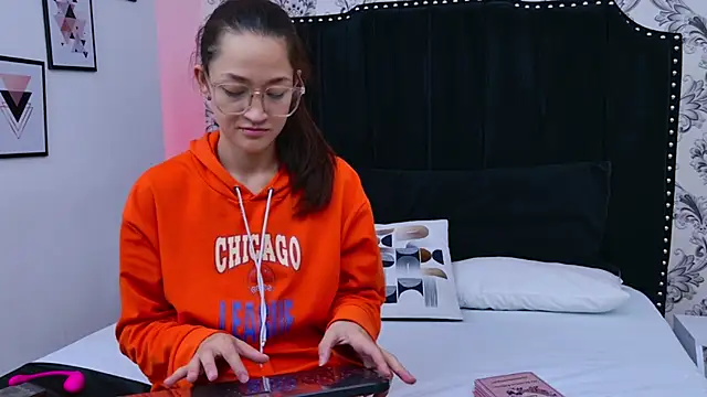 SaaraBrown online show from 10-17-25, 12:19