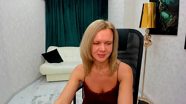 AgathaKlouin online show from 01-08-25, 04:23
