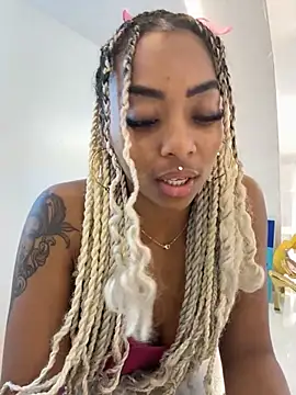 Alondrasparrow2 online show from 05-05-26, 11:24