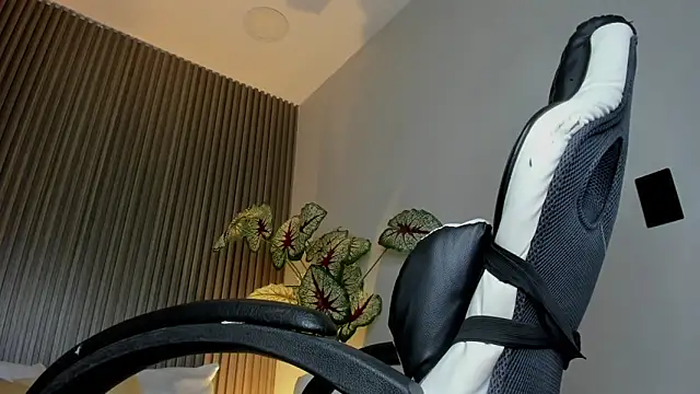 dania miller  online show from 11-12-25, 02:56