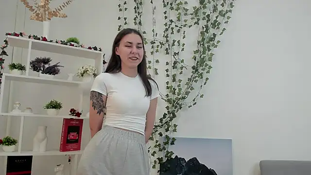 Snapshot of MaidaDwinell chatting on 05-15-26, 04:41 MaidaDwinell online show from 05-15-26, 04:41