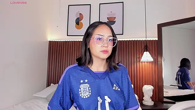 Snapshot of emma_white_01 chatting on 12-14-24, 03:18 emma white 01 online show from 12-14-24, 03:18