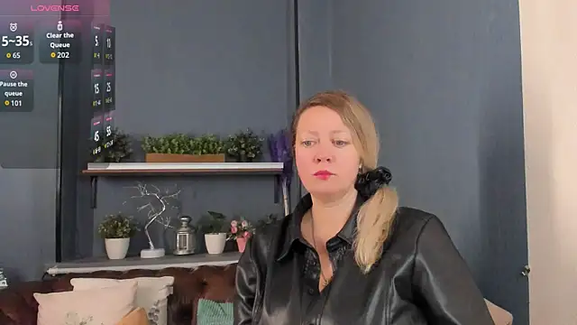 JesiaFoxi online show from 11-25-25, 01:00