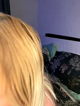 Snapshot of saskiapierce chatting on 09-17-25, 07:04 saskiapierce online show from 09-17-25, 07:04