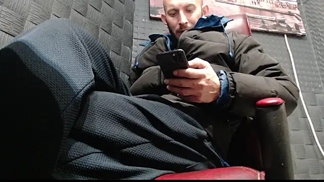 Snapshot of hardbigcock16 chatting on 11-25-25, 07:30 hardbigcock16 online show from 11-25-25, 07:30