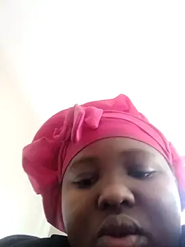 Snapshot of queenxdede chatting on 10-27-25, 01:04 queenxdede online show from 10-27-25, 01:04