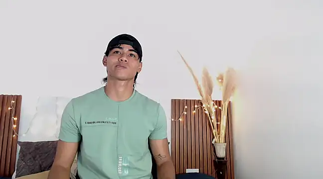 Snapshot of zander_2120 chatting on 12-24-24, 04:51 zander 2120 online show from 12-24-24, 04:51